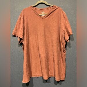 Men’s maroon t shirt